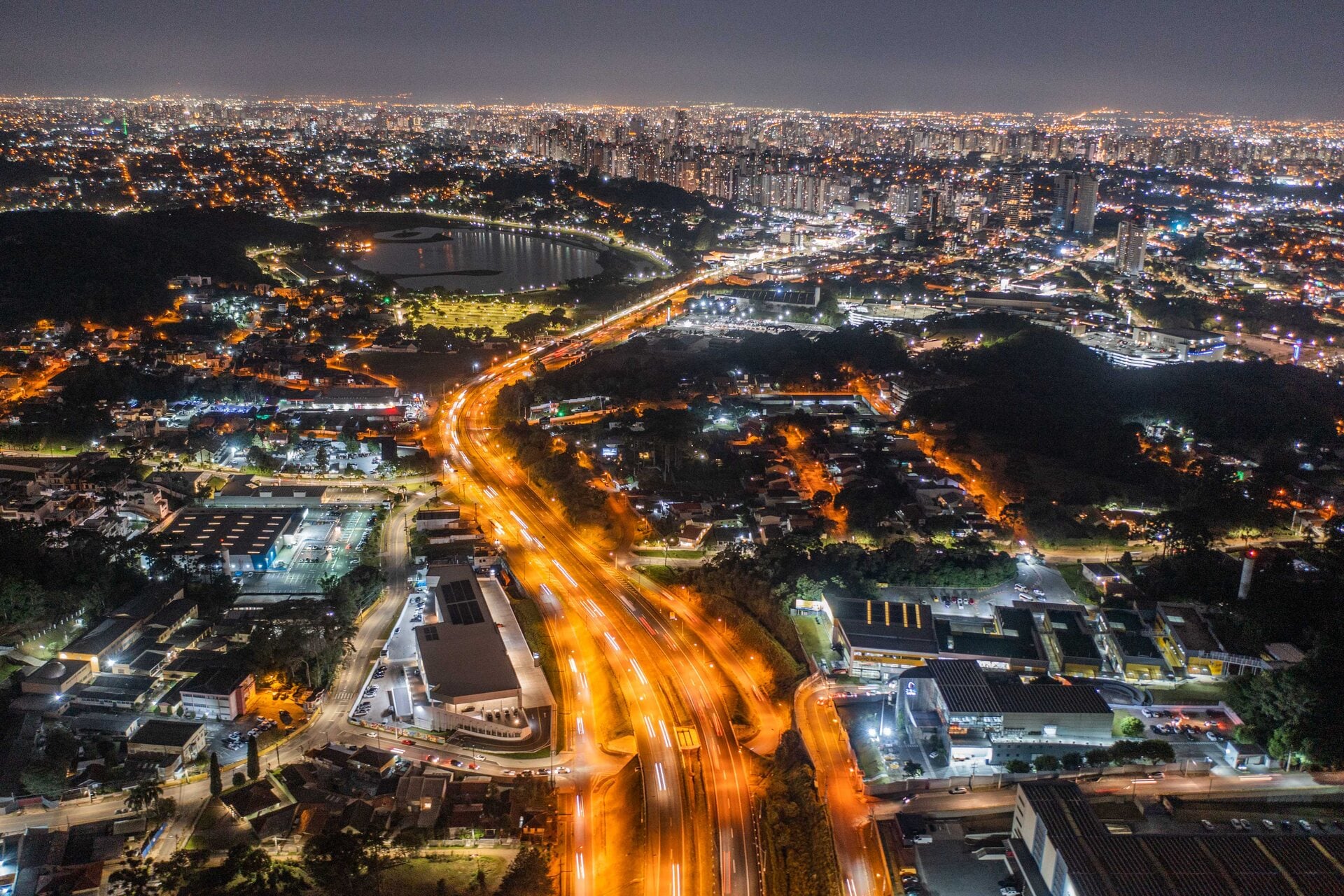 Vista aérea de Curitiba à noite